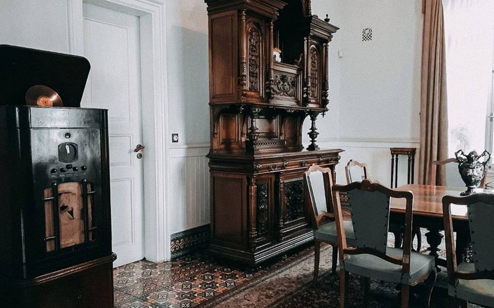 Evaluating Antique Record Player Cabinets